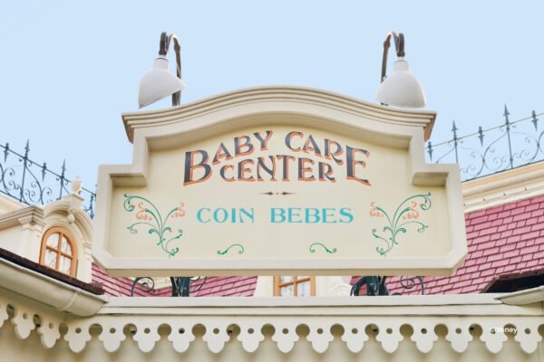 Ingang baby center Entree gebouw Baby Care Center in het Disneyland®Park