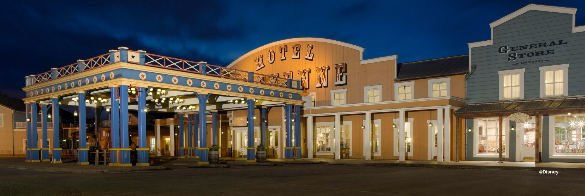 Verlichte voorkant Disney Hotel Cheyenne