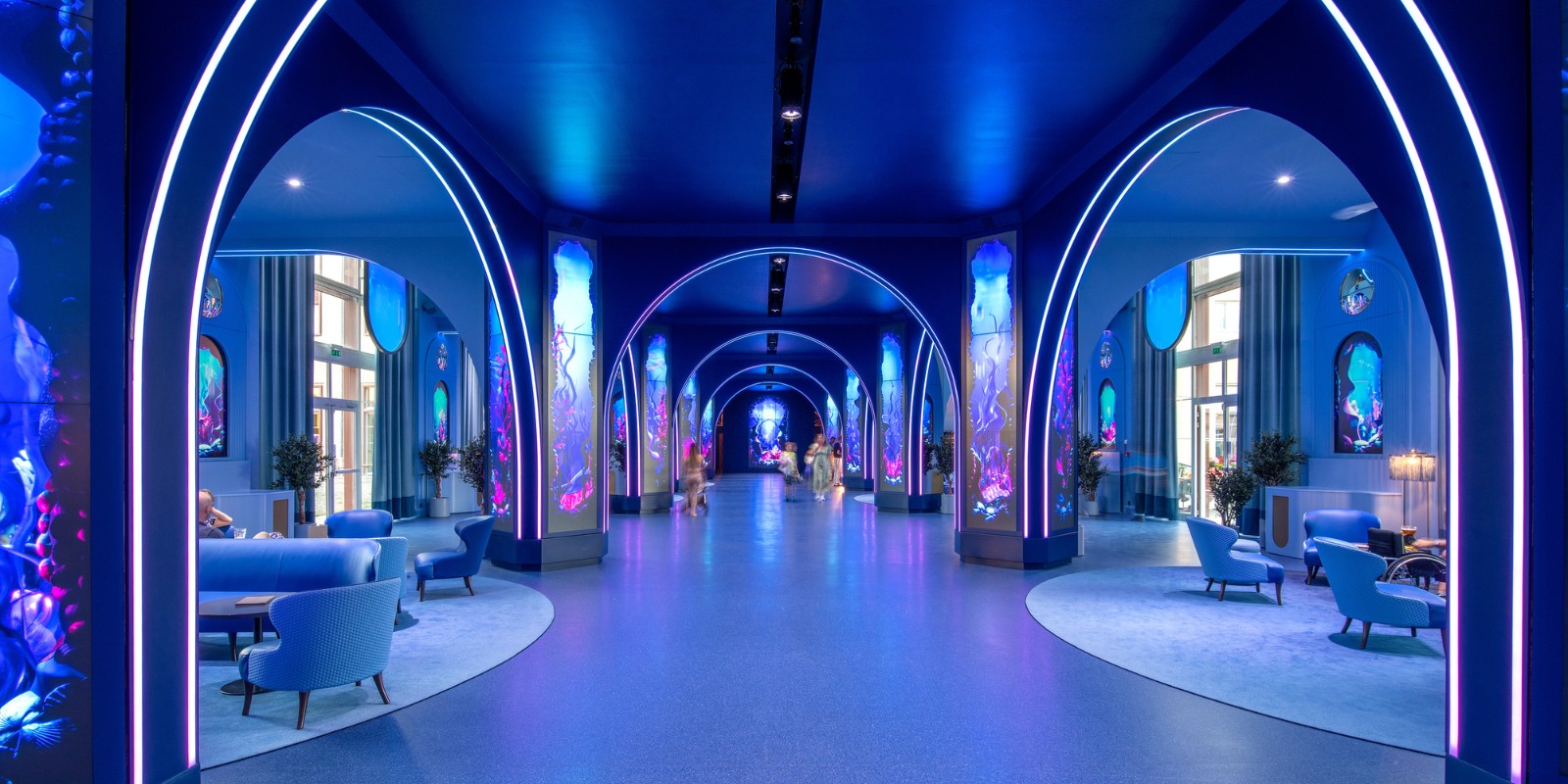 Lobby Grand Magic Hotel met blauwe bogen en blauwe stoelen