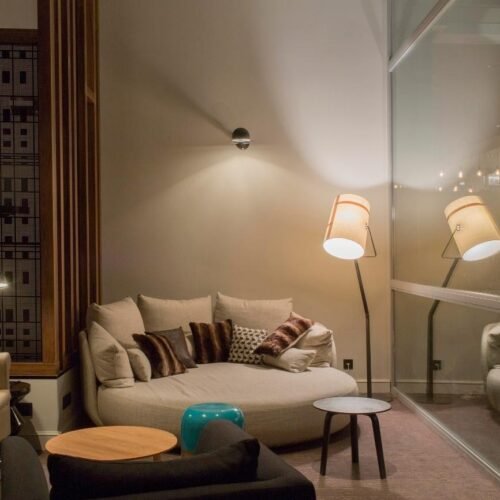 Bar le diplomate Bar le Diplomate met witte loveseat