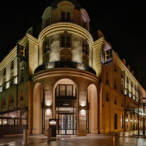 Hotel L'Elysee in avond Hotel l'Elysée Val d'Europe verlichte entree in het donker