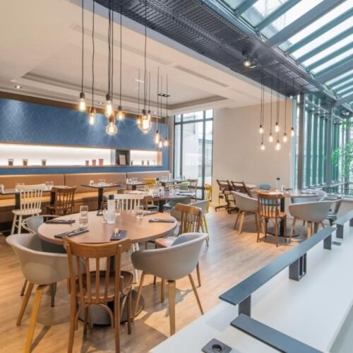 Restaurant boven Restaurant George met een boom en tafels en stoelen