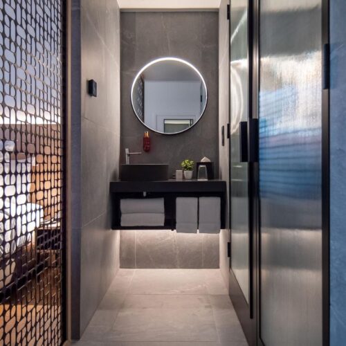 Badkamer Badkamer met ronde spiegel