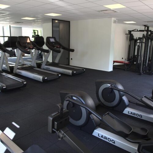 Fitness Fitness met loopband en crosstrainers