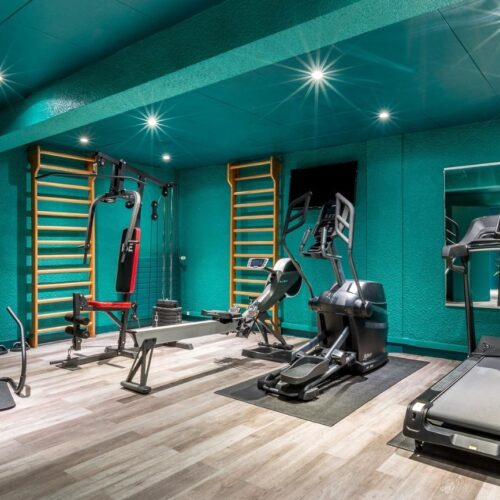 Fitness Fitnessruimte met verschillende apparaten