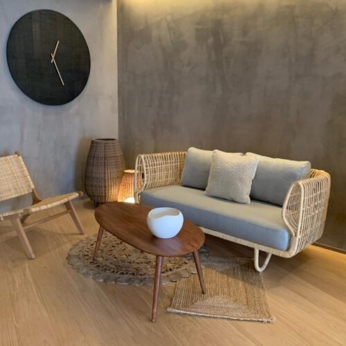 Foyer Beige bank en houten tafel bij de Spa van Paxton Paris MLV