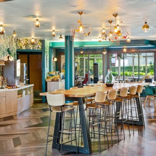 Ontbijtzaal Ontbijtzaal met ontbijtbuffet en een hoge tafel met barkrukken