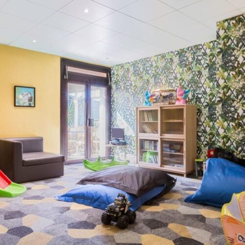 Speelkamer Speelkamer met glijbaan en zitzakken,