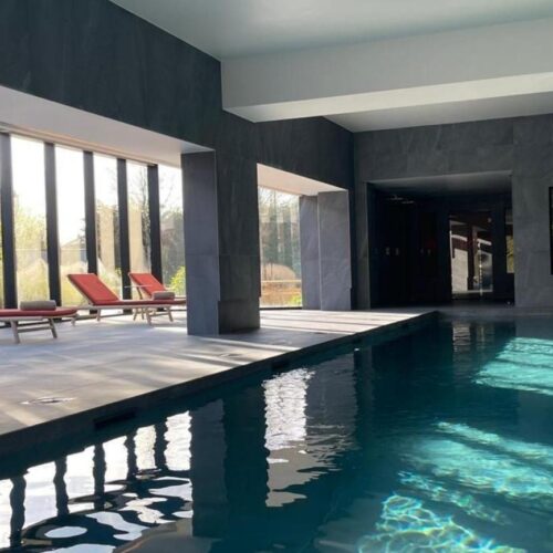 Zwembad Binnenzwembad Paxton Paris MLV met rode ligbedden