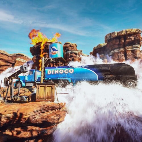 1 Cars Roadtrip met waterval en vrachtwagen in Production Courtyard