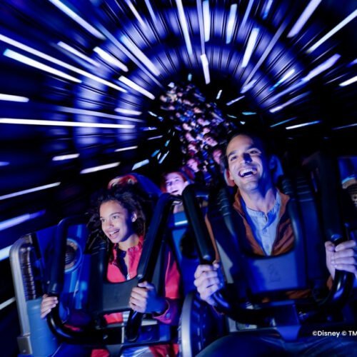 1 Mensen in de Hyperspace Mountain achtbaan tussen de lampjes