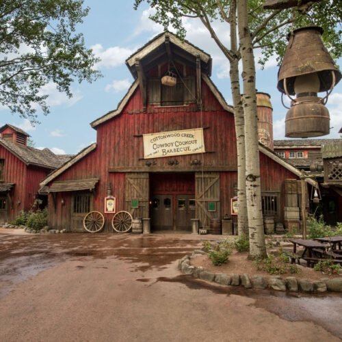 1 Rood houten gebouw van het Cowboy Cookout restaurant