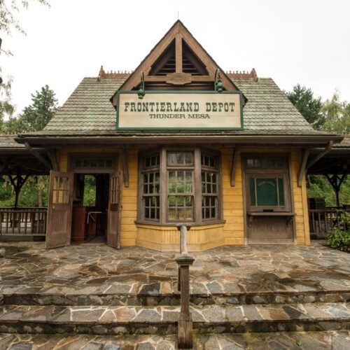 2 Houten gebouw van het Frontierland treinstation