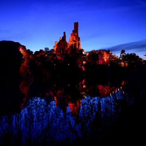 2 Verlichte rotsen van Big Thunder Mountain in het donker