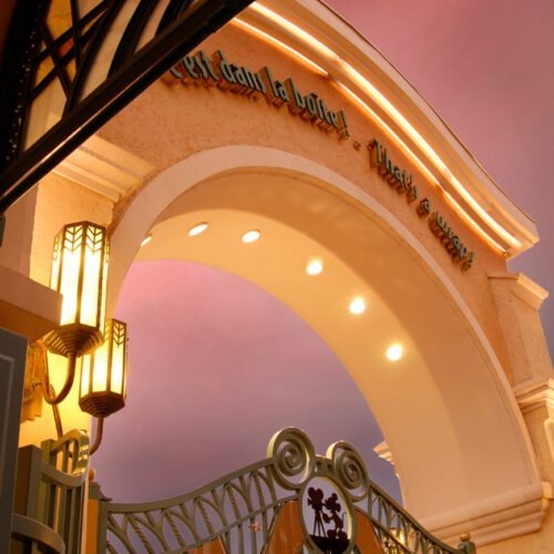 3 Entree van het Walt Disney Studios® Park met lichtjes