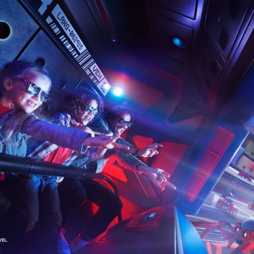 3 Mensen met 3-d bril in Spiderman W.E.B. attractie in Marvel Avengers Campus