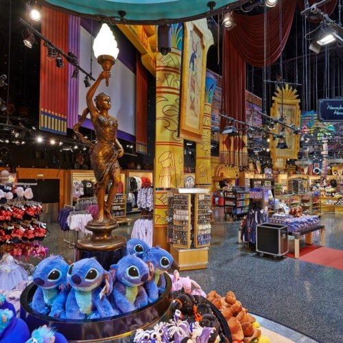 4 Winkel met verschillende knuffels en een standbeeld met lamp dat lijkt op het vrijheisbeeld