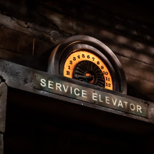 4 Service lift in de tower of terror die verdiepingen aangeeft