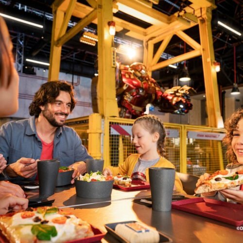 5 Mensen eten pizza en pasta in Stark Factory in Marvel Avengers Campus