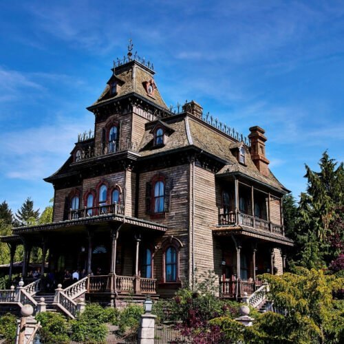 5 Villa van de attractie Phantom Manor tussen de bomen in Frontierland