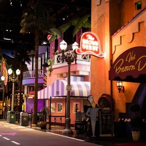 6 Front Lot met kleurrijke decorstukken en neonlichten