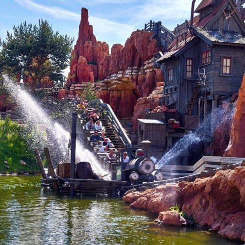 6 Big Thunder Mounten trein achtbaan met opspattend water in Frontierland