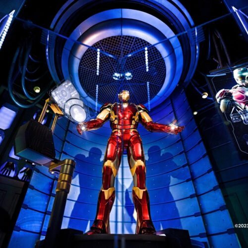 6 Rood met gouden Iron Man Animatronic in de wachtrij bij Flight Force