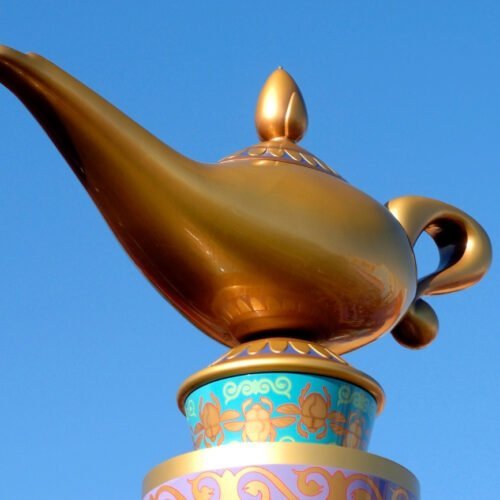 6 Gouden lamp op blauw en roze pilaar bij Les Tapis Volants