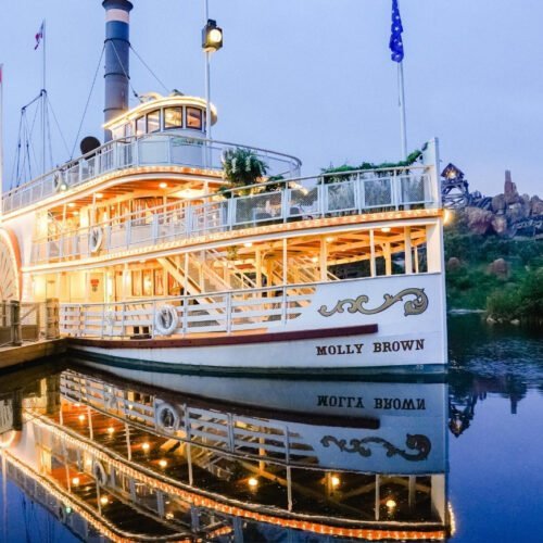 7 Molly Brown Schip met lichtjes in het water voor de Phantom Manor