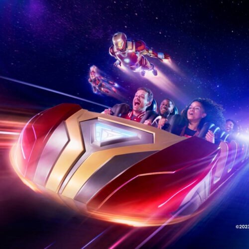 8 Mensen in een rood gouden achtbaan met Captain Marvel en Iron Man