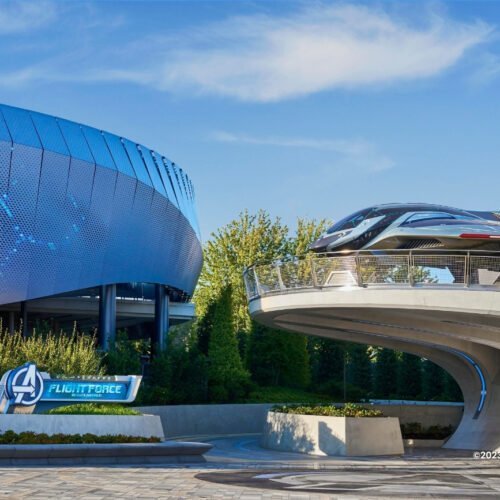 9 Entree Flight Force attractie met een blauw gebouw en een groot ruimteschip
