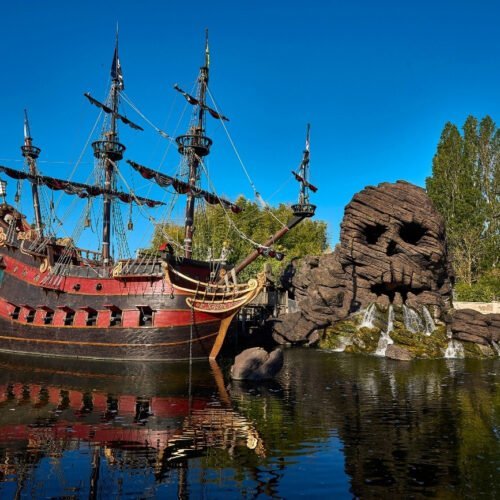 Adventure Isle Piratenschip in het water met een doodskop in de rotsen