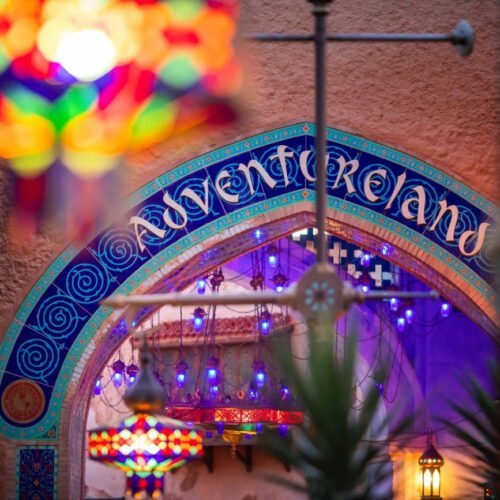 Adventureland Ingang met Adventureland met mozaïk lampen