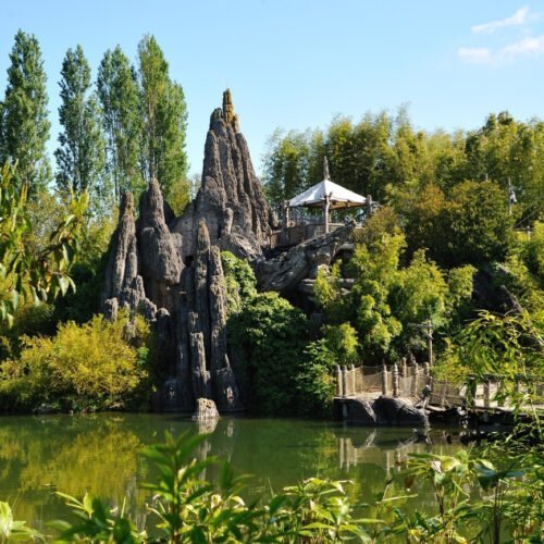 Adventureland brug Rotsen in het water tussen de groene bomen in Adventureland