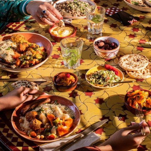 Agrabah Tafel met eten in het Agrabah cafe in Adventureland