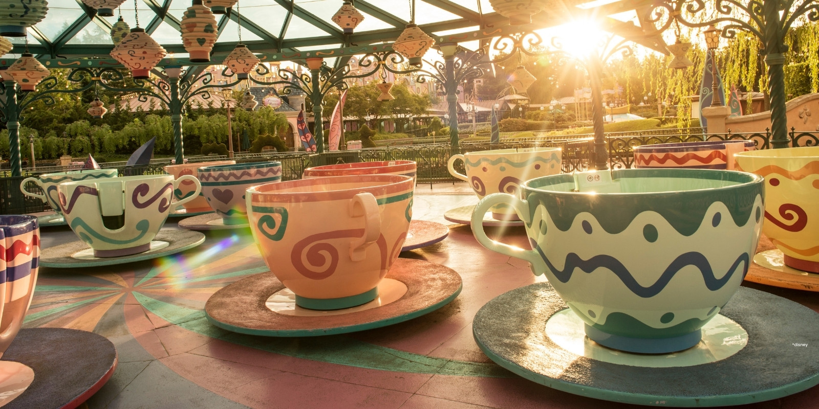 Roze en blauwe theekopjes en schotels van Mad Hatter's Tea Cups in het zonlicht
