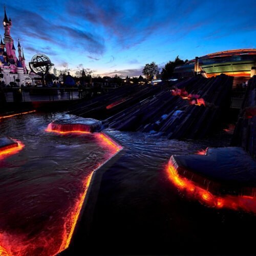 Discoveryland Discoveryland verlichte rotsen en water in het donker