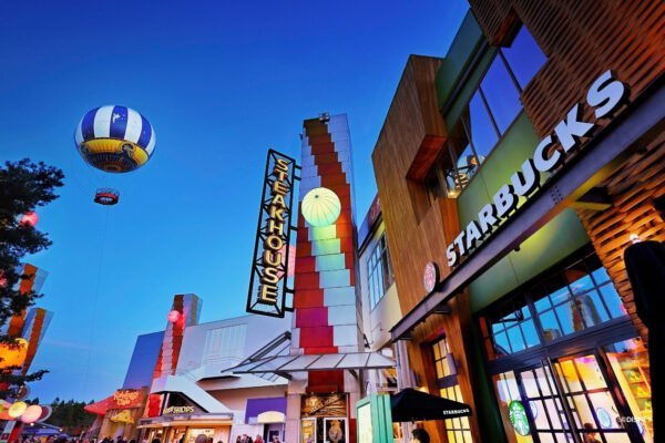 Disney Village Disney Village® met een Starbucks, Steakhouse en Panoramagique in de schemering