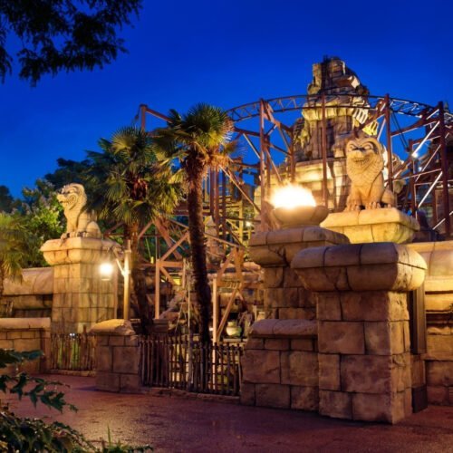 Indiana Jones Indiana Jones achtbaan verlicht in het donker