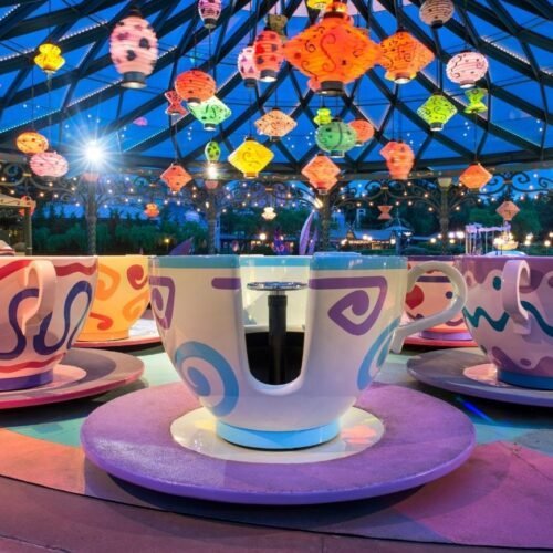 N017931 Gekleurde theekopjes en lampionnen van de attractie mad hatters teacups