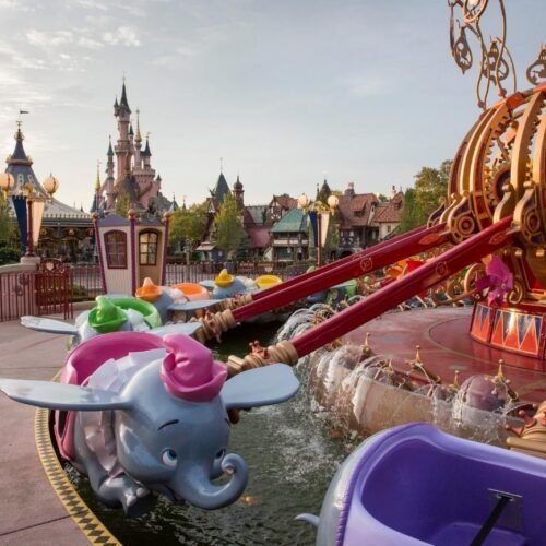 N018644 Dumbo attractie met het Kasteel van Doornroosje op de achtergrond