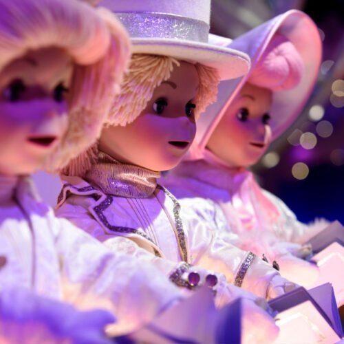 N023097 Poppen met witte kleding en blond haar in de attractie Its a small world