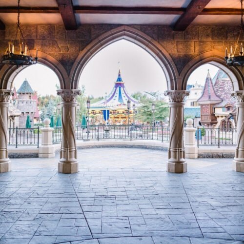 N034905 Bogen bij het Kasteel met uitzicht op de carrousel van Fantasyland