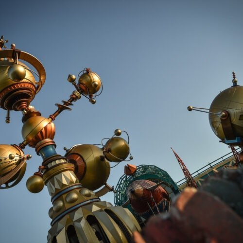 Orbitron Orbitron attracie met gouden planeten in Discoveryland