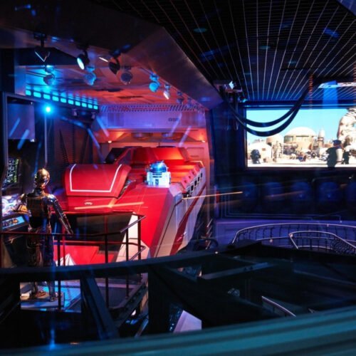 Star Tours Robot bij ruimteschip in Star Tours attractie Discoveryland