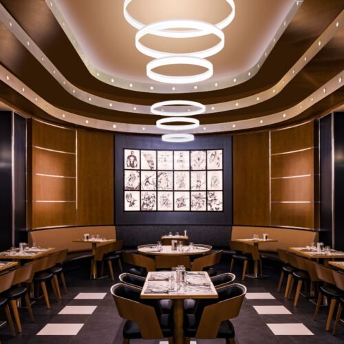 10 Tafels en stoelen bij Downtown buffet restaurant in Disney Hotel New York - Art of Marvel