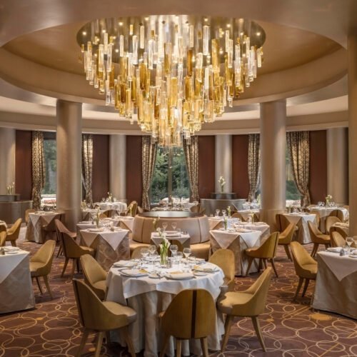 11 Gedekte tafels en kroonluchter bij Manhattan restaurant in Disney Hotel New York - Art of Marvel