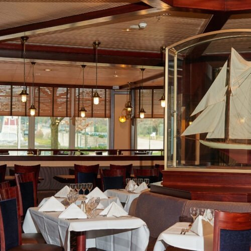 3 Gedekte tafels en zeilboot bij Yacht Club Disney Newport Bay Club