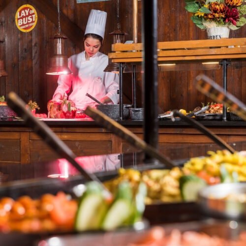 4 Kok bij het La Grange buffet restaurant