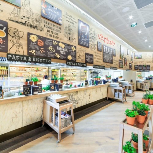 6 Counter Vapiano's met groene planten in bakken